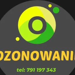 Grafika z napisem 'OZONOWANIE' i numerem telefonu, otoczona abstrakcyjnym, zielono-żółtym logo na szarym tle w kształcie koła.