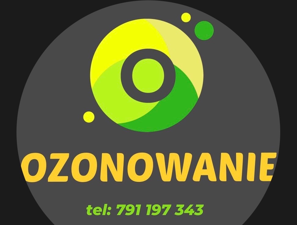 Grafika z napisem 'OZONOWANIE' i numerem telefonu, otoczona abstrakcyjnym, zielono-żółtym logo na szarym tle w kształcie koła.