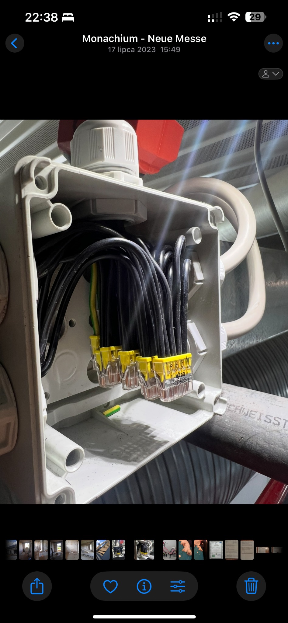 Szczegółowe ujęcie skrzynki elektrycznej z precyzyjnie połączonymi przewodami i złączkami WAGO, ukazujące profesjonalizm instalacji elektrycznej.