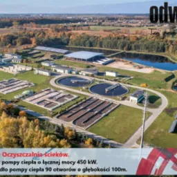 Widok z lotu ptaka na oczyszczalnię ścieków w Chojnicach z instalacją gruntowych pomp ciepła o mocy 450 kW i 90 otworami dolnego źródła pomp ciepła o głębokości 100m, obok widoczne panele słoneczne...