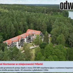 Hotel Kormoran w Mierkach z kaskadą gruntowych pomp ciepła o mocy 350 kW, współpracujących z systemem kogeneracyjnym. Dolne źródło pompy ciepła z 45 otworami o głębokości 150m. Widok z lotu ptaka...