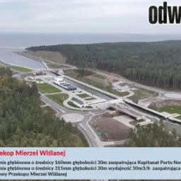 Widok z góry na przekop Mierzei Wiślanej, z widocznym kanałem, śluzą, drogami dojazdowymi i otaczającym lasem. W tle widoczne morze. U góry logo firmy odwierty.eu, a na dole tekst informujący...