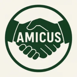 Zielony, okrągły znak z uściskiem dłoni i napisem 'AMICUS' na jasnym tle. Symbol partnerstwa i współpracy w biznesie.
