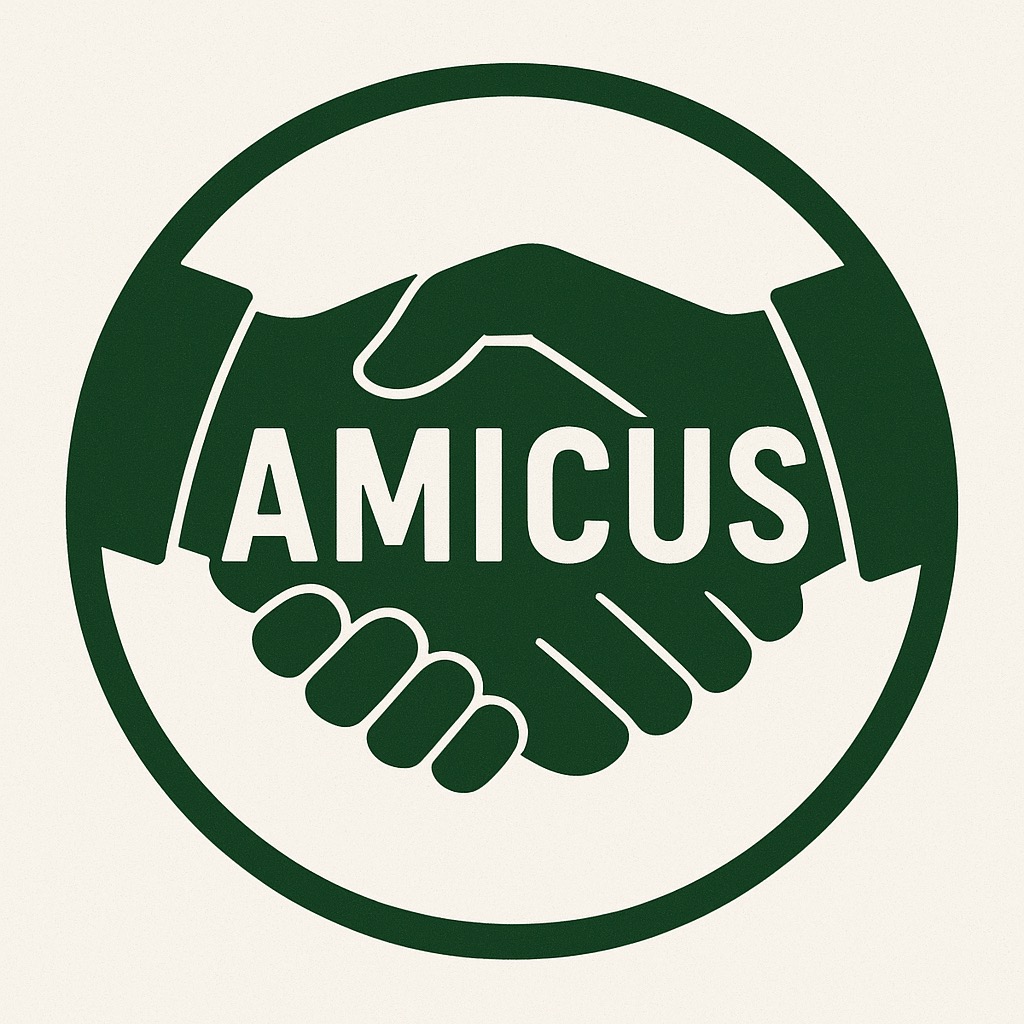 Zielony, okrągły znak z uściskiem dłoni i napisem 'AMICUS' na jasnym tle. Symbol partnerstwa i współpracy w biznesie.