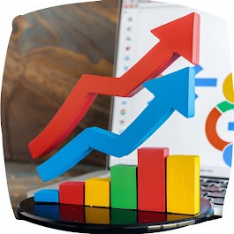 Wykres słupkowy z rosnącymi strzałkami (czerwona i niebieska) na tle otwartego laptopa z widocznym wykresem kołowym. Symbol wzrostu w pozycjonowaniu.