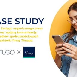 Setugo Sp. z o. o. - Case Study: wzrost zasięgu organicznego dzięki komunikacji Setugo i Timago. Uśmiechnięta kobieta przegląda treści na smartfonie na żółtym tle.