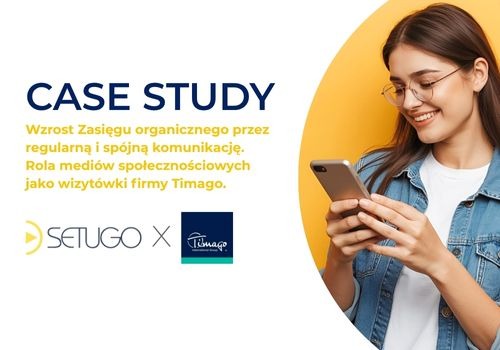 Case Study: wzrost zasięgu organicznego dzięki komunikacji Setugo i Timago. Uśmiechnięta kobieta przegląda treści na smartfonie na żółtym tle.