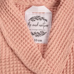 InUse sp z o o - Różowy, wafelkowy szlafrok dziecięcy z białą metką 'Me and nature' i informacją o rozmiarze 10 cm. Ujęcie z bliska, prezentujące fakturę materiału i detale wykończenia.