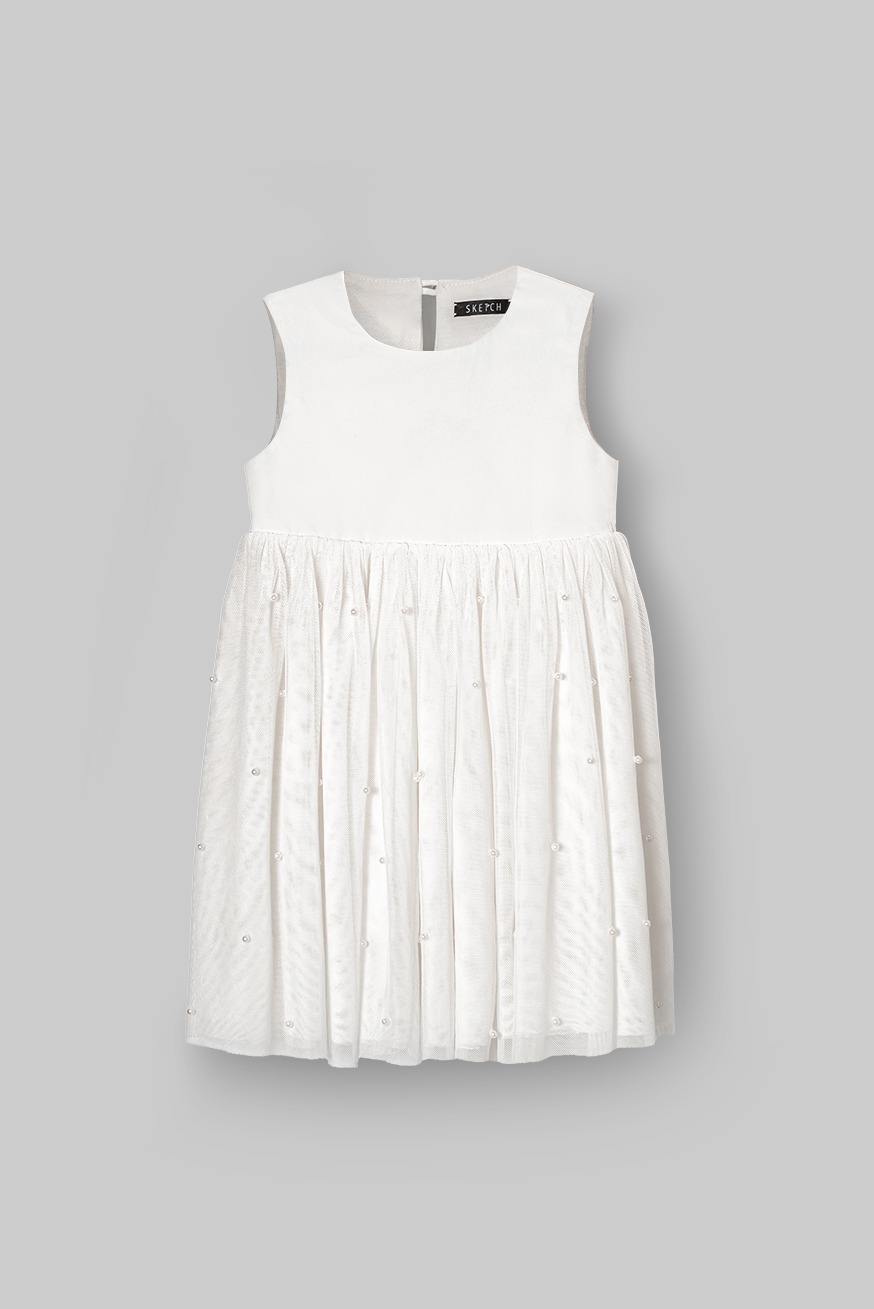 Elegancka, biała sukienka dziewczęca z tiulowym dołem zdobionym perłami, marki Sketch, na jednolitym szarym tle. Idealna na specjalne okazje.