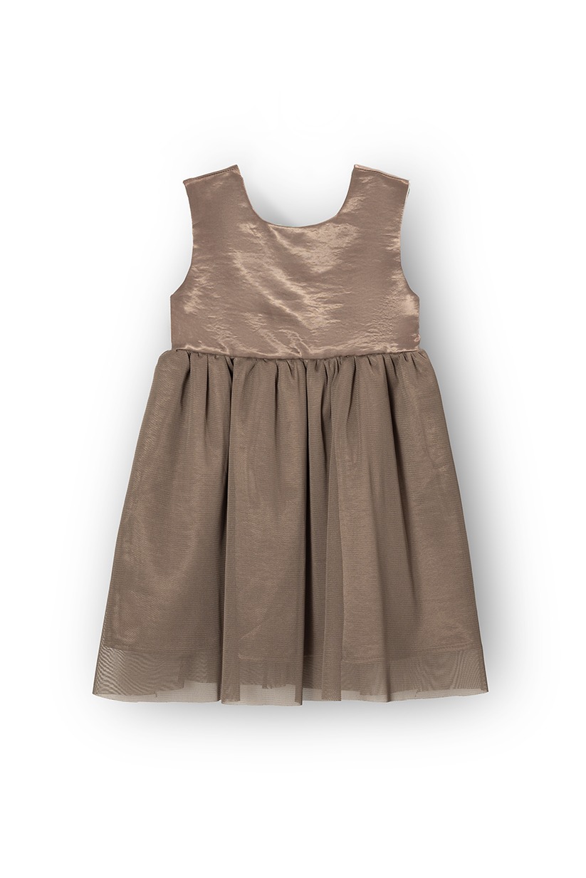 Elegancka sukienka dziecięca w odcieniach beżu, z połyskującą górą i tiulowym dołem, sfotografowana na białym tle. Idealna na specjalne okazje.
