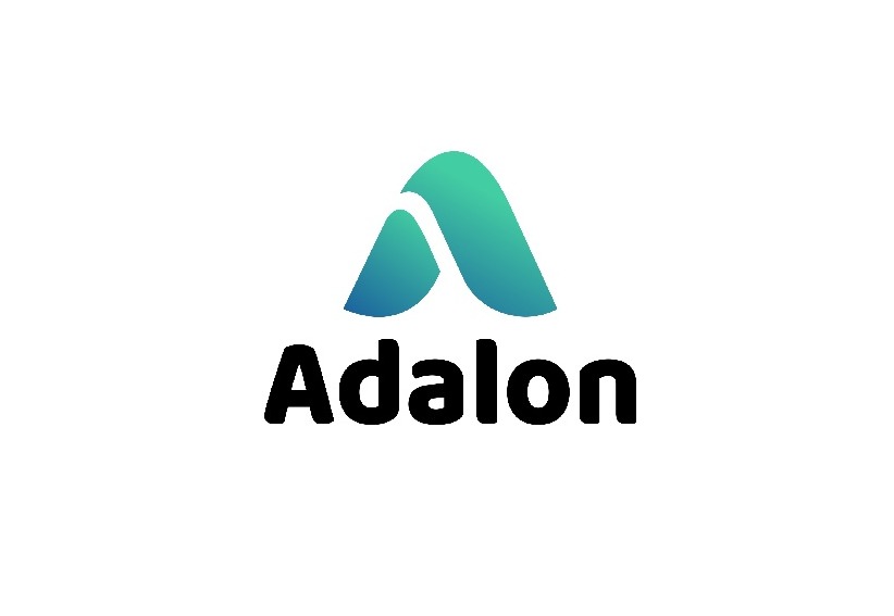 Gradientowe logo 'Adalon' z abstrakcyjnym symbolem przypominającym literę A, na białym tle. Minimalistyczny design z płynnymi przejściami kolorów.