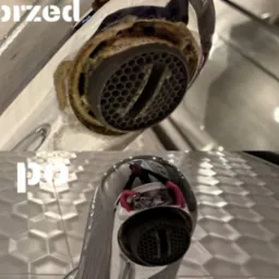 Kran w łazience: widok 'przed i po' czyszczeniu. Osad i zabrudzenia usunięte, powierzchnia lśniąca. W tle widoczna heksagonalna płytka.