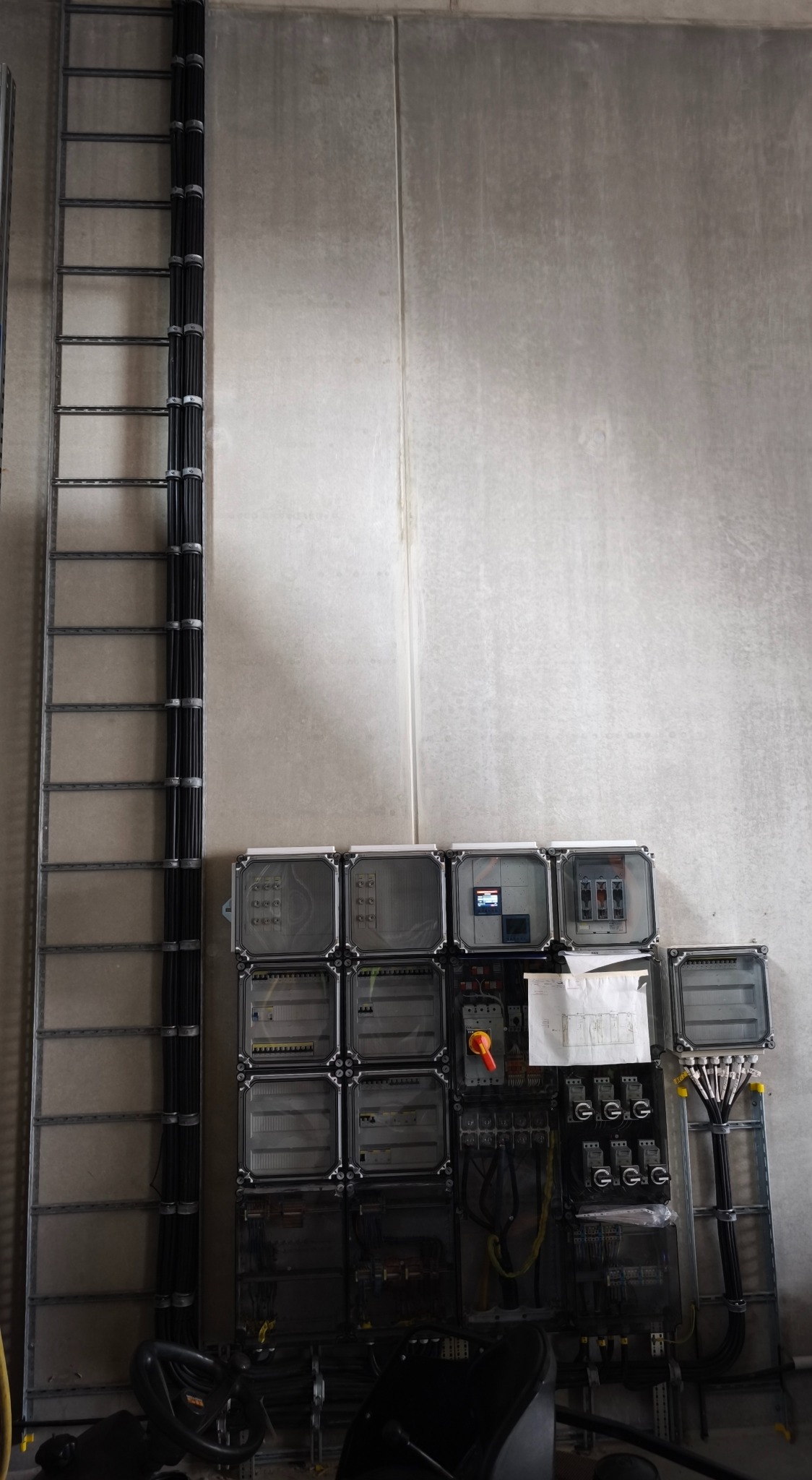 Montaż tras kablowy, oświetlenia, systemu grzejnego, układanie i szalowanie kabli.