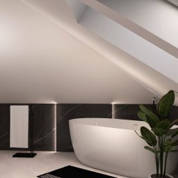 Aneta Kwiatkowska Projektowanie Wnętrz - Nowoczesna łazienka na poddaszu z wolnostojącą wanną, czarnym marmurem i rośliną w doniczce. Minimalistyczny design z akcentem na naturalne materiały i oświetlenie.