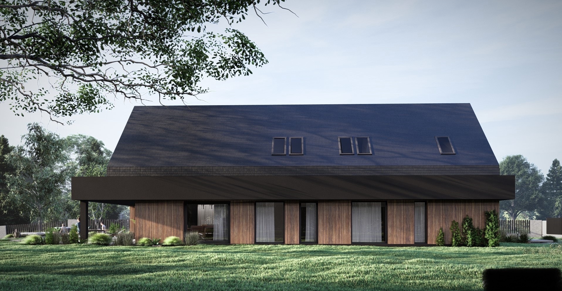 Nowoczesny dom szkieletowy z ciemnym dachem i drewnianą elewacją, otoczony zielonym trawnikiem i drzewami. Widoczne okna dachowe i minimalistyczny design.