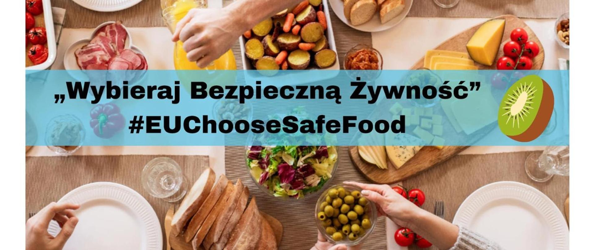 Zdjęcie z góry prezentuje stół zastawiony różnorodnym jedzeniem, z hasłem 'Wybieraj Bezpieczną Żywność' i hashtagiem #EUChooseSafeFood.