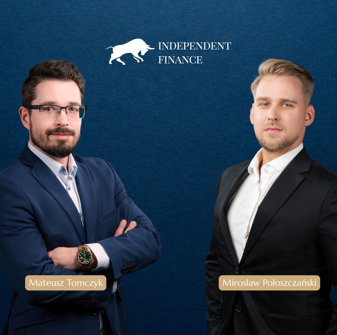Portret dwóch eleganckich mężczyzn w garniturach na ciemnoniebieskim tle z logo Independent Finance. Jeden z zegarkiem, obaj z imionami pod zdjęciem.