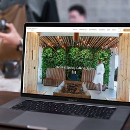 RaiseWeb - Laptop na stole prezentuje stronę internetową Bridge SPA z wnętrzem spa: drewno, zieleń, relaks. Tekst: 'Odzyskaj spokój. Odkryj piękno'.