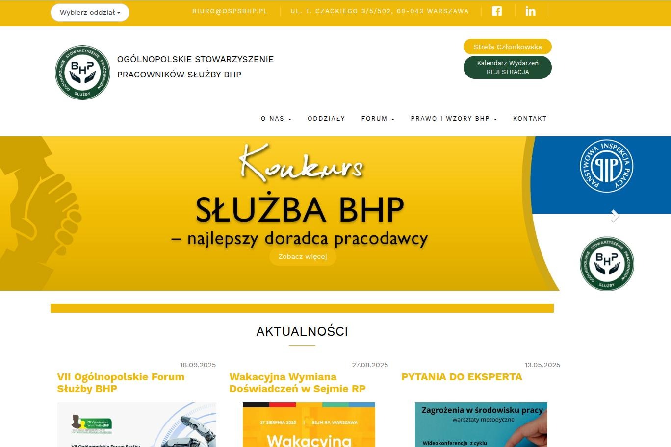 Żółto-biała strona internetowa Ogólnopolskiego Stowarzyszenia Pracowników Służby BHP z konkursem i aktualnościami. Widoczne logo i ikony mediów społecznościowych.