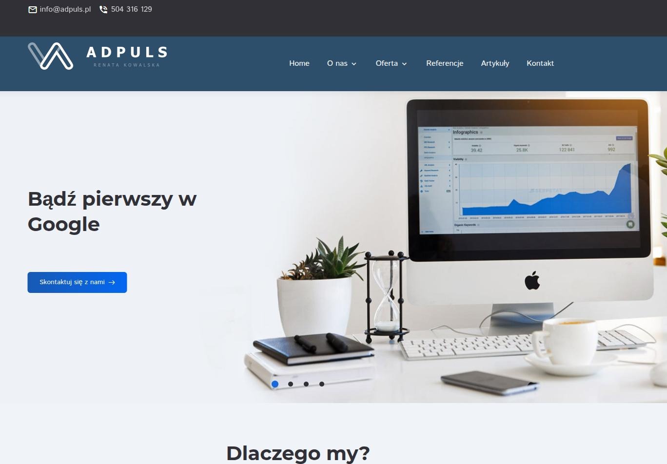 Ekran komputera z wykresem danych, z napisem 'Bądź pierwszy w Google', logo firmy Adpuls, roślina w doniczce i inne akcesoria na biurku w jasnym, nowoczesnym biurze.