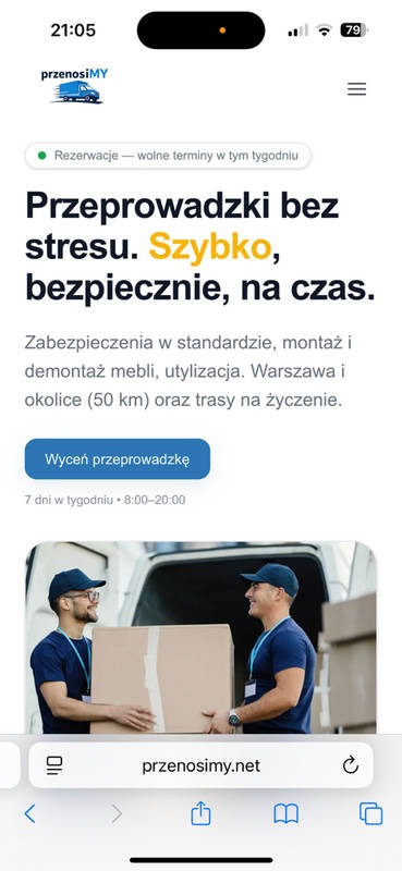 Strona internetowa firmy przeprowadzkowej na ekranie smartfona. Dwóch mężczyzn w uniformach niesie karton na tle furgonetki. Hasło: Przeprowadzki bez stresu.