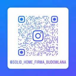 Biały kwadrat z niebieskim kodem QR i nazwą konta @SOLID_HOME_FIRMA_BUDOWLANA na Instagramie, na gradientowym niebieskim tle.