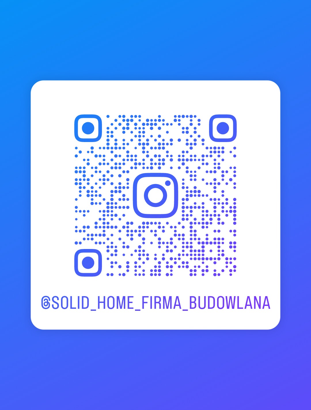 Biały kwadrat z niebieskim kodem QR i nazwą konta @SOLID_HOME_FIRMA_BUDOWLANA na Instagramie, na gradientowym niebieskim tle.