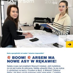 ARSEM sp z o.o. klimatyzacja, chłodnictwo, pompy ciepła, rekuperacja, wentylacja - Dwie kobiety analizują plany instalacji przy biurku z kalkulatorami. Widoczne logo firmy Arsem i napis 'Nowe asy w rękawie!'.