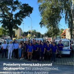 ARSEM sp z o.o. klimatyzacja, chłodnictwo, pompy ciepła, rekuperacja, wentylacja - Zespół firmy instalacyjnej Arsem prezentuje się na tle firmowych samochodów z logo, podkreślając doświadczenie i gotowość do realizacji usług klimatyzacji i wentylacji.