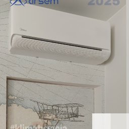 ARSEM sp z o.o. klimatyzacja, chłodnictwo, pompy ciepła, rekuperacja, wentylacja - Biała klimatyzacja Midea na ścianie z grafiką samolotu. Widoczne logo Arsem i rok 2025. Ujęcie z dołu, podkreślające nowoczesny design urządzenia.