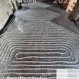 ARSEM sp z o.o. klimatyzacja, chłodnictwo, pompy ciepła, rekuperacja, wentylacja - Białe rury ogrzewania podłogowego ułożone spiralnie na folii izolacyjnej, zamocowane do siatki. Widoczne logo firmy Arsem i rok 2021. #podłogówka