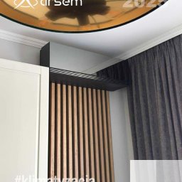 ARSEM sp z o.o. klimatyzacja, chłodnictwo, pompy ciepła, rekuperacja, wentylacja - Nowoczesna klimatyzacja ścienna wkomponowana w aranżację wnętrza z drewnianymi lamelami i szarą zasłoną. Widoczne logo firmy Arsem i rok 2025.