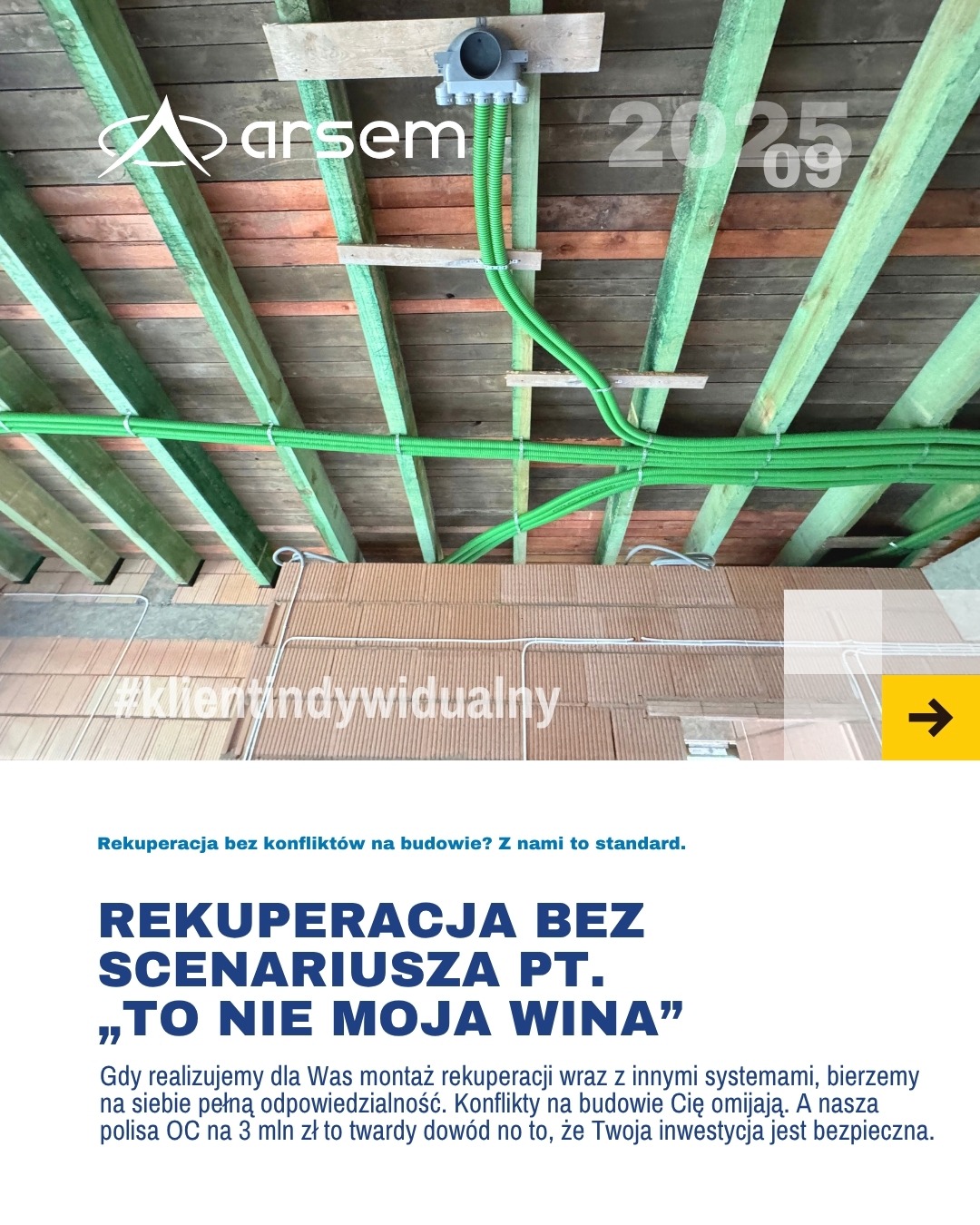 Zielone rury wentylacyjne zamontowane pod drewnianym stropem, widok z dołu. Instalacja rekuperacji w budynku, widoczne elementy mocujące i skrzynka rozdzielcza.