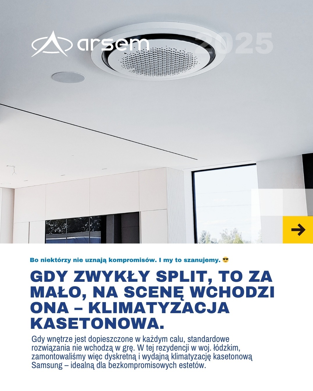 Klimatyzacja kasetonowa Samsung w nowoczesnym wnętrzu. Biała jednostka sufitowa z okrągłym panelem wkomponowana w minimalistyczny design pomieszczenia.
