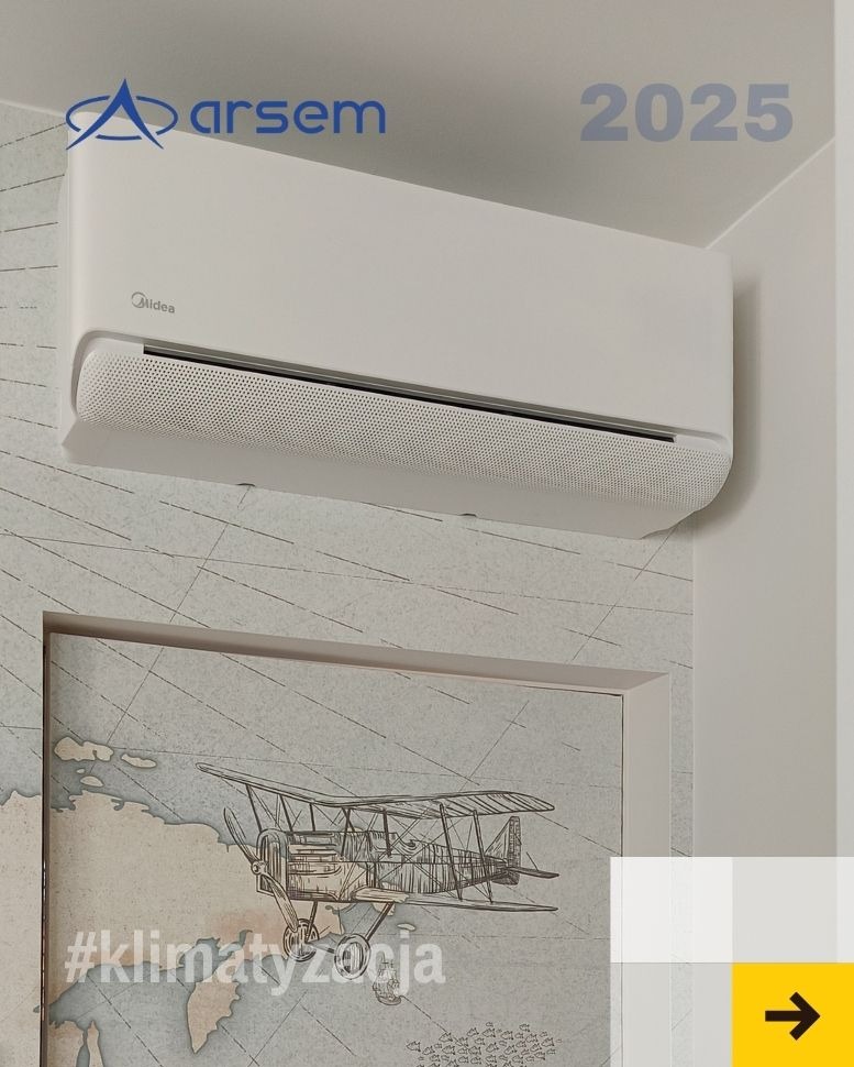 Biała klimatyzacja Midea na ścianie z grafiką samolotu. Widoczne logo Arsem i rok 2025. Ujęcie z dołu, podkreślające nowoczesny design urządzenia.