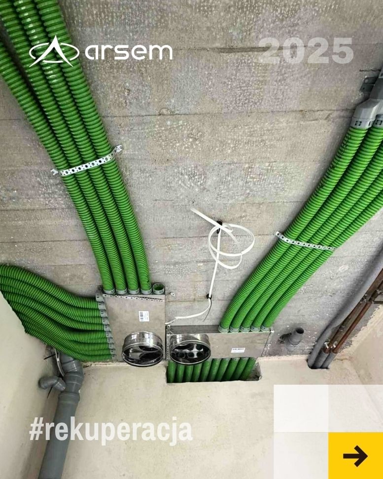 Zielone rury wentylacyjne przymocowane do sufitu, instalacja rekuperacji z widocznymi elementami montażowymi i hashtagiem #rekuperacja. Widok z dołu.