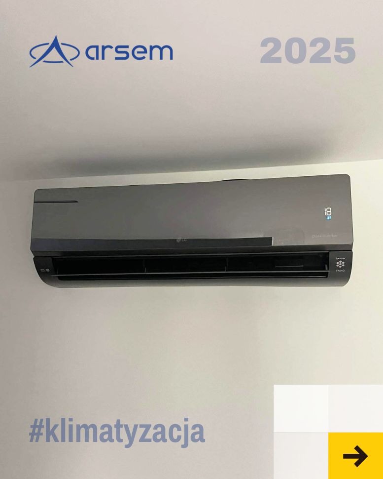 Szary klimatyzator LG na białej ścianie z logo firmy Arsem i napisem #klimatyzacja. Widoczny wyświetlacz temperatury i oznaczenia funkcji. Nowoczesny design.