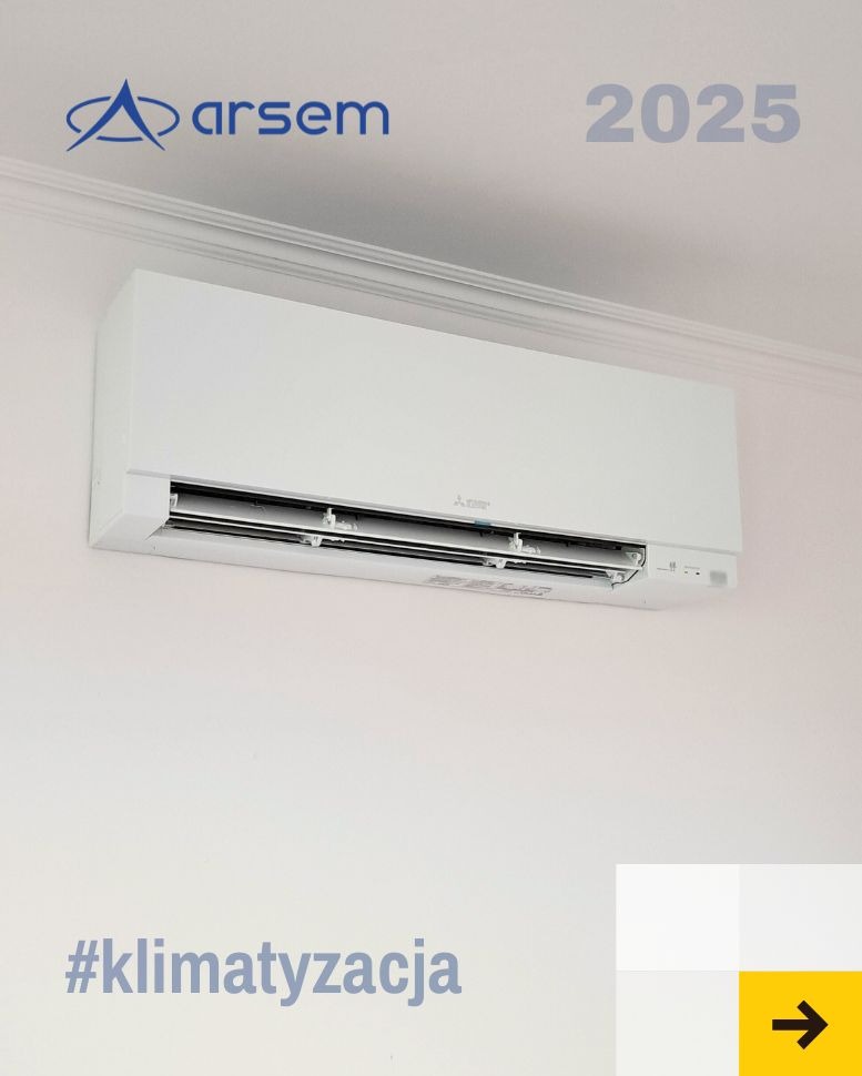 Biała jednostka klimatyzacji Mitsubishi zamontowana na ścianie, widok z dołu, logo firmy Arsem i rok 2025 w górnej części zdjęcia, hashtag #klimatyzacja.
