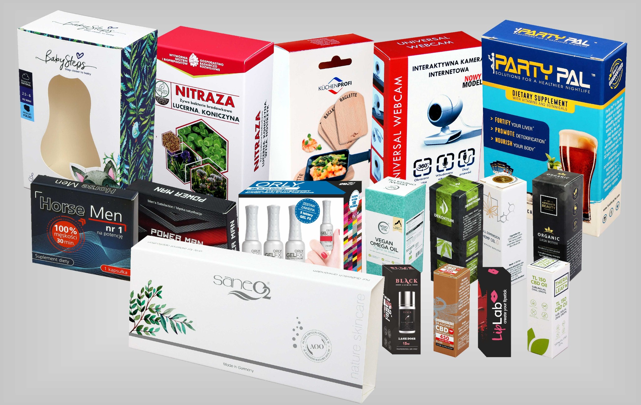 Różnorodne opakowania produktów: suplementy, kosmetyki, kamera internetowa, środki ochrony roślin. Kartonowe pudełka w różnych rozmiarach i kolorach, ustawione na szarym tle.