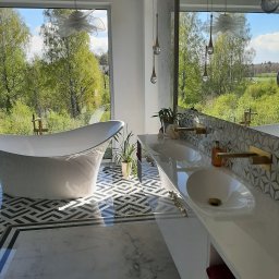 Łazienka o powierzchni 25m2.wstawki w podłodze i listwy ozdobne sprawiły że,po wejściu do pomieszczenia mówimy ŁAŁ