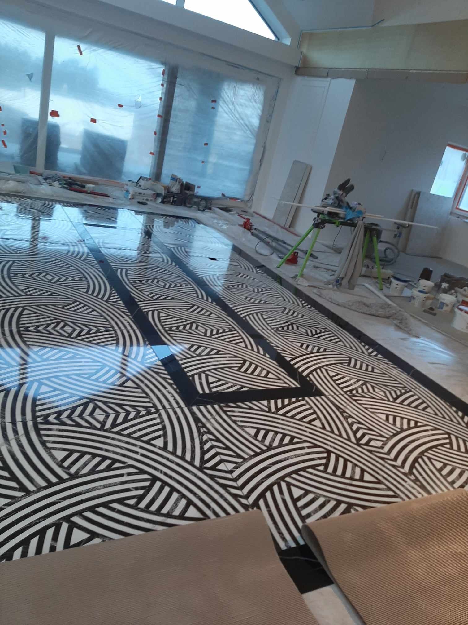 Podłoga wykonana z wielu elementów które wymagały precyzyjnego docięcią i spasowania .Efekt końcowy ,zadziwiający