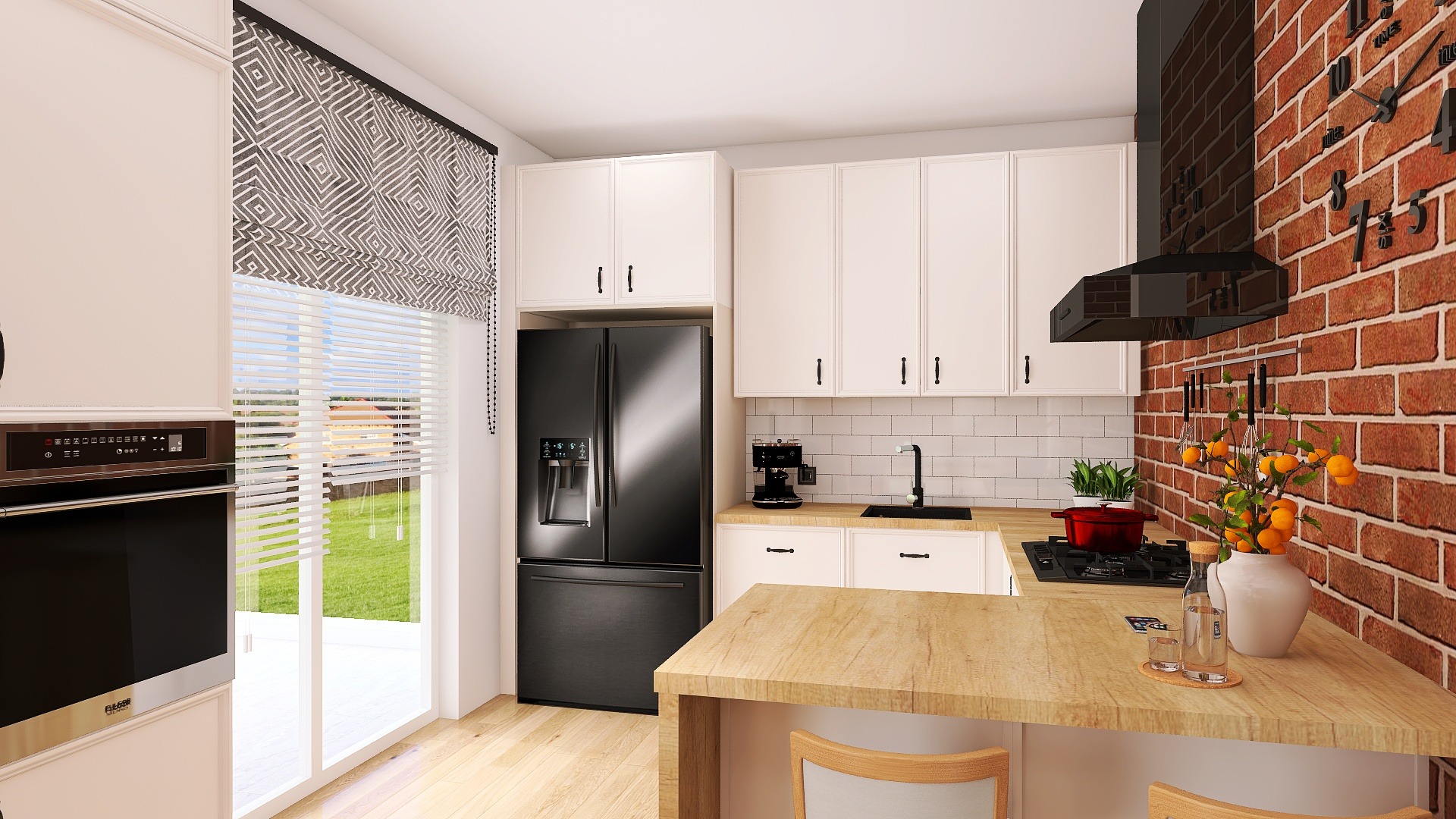 Nowoczesna kuchnia z białymi szafkami, czarną lodówką i ceglaną ścianą z zegarem. Drewniany blat z owocami w wazonie. Widok na ogród przez okno.