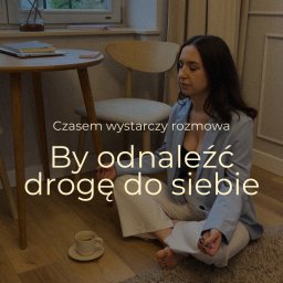 Każda zmiana zaczyna się od rozmowy.
Od chwili, w której pozwalasz sobie poczuć i wypowiedzieć to, co naprawdę w Tobie żyje.
W hipnoterapii właśnie tam zaczynamy — od prawdziwego spotkania ze sobą.