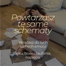Powtarzamy emocje, które kiedyś nas chroniły.
Lęk, brak zaufania, napięcie — to tylko echa dawnych historii.
W hipnoterapii uczymy się je zrozumieć i uwolnić, by poczuć lekkość życia. ✨