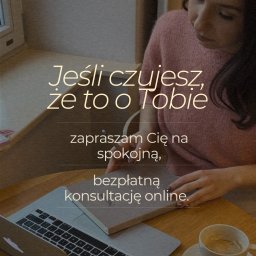 Anna Kowalik - Kobieta przy biurku z laptopem i kawą, zapraszająca na bezpłatną konsultację online. Stonowana kolorystyka, ciepłe światło, spokojna atmosfera. SOLAYA.HYPNO.