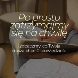 Osoba siedzi z notatnikiem, na kt&oacute;rym widnieje napis 'Po prostu zatrzymajmy się na chwilę i zobaczmy, co Twoja dusza chce Ci powiedzieć.'