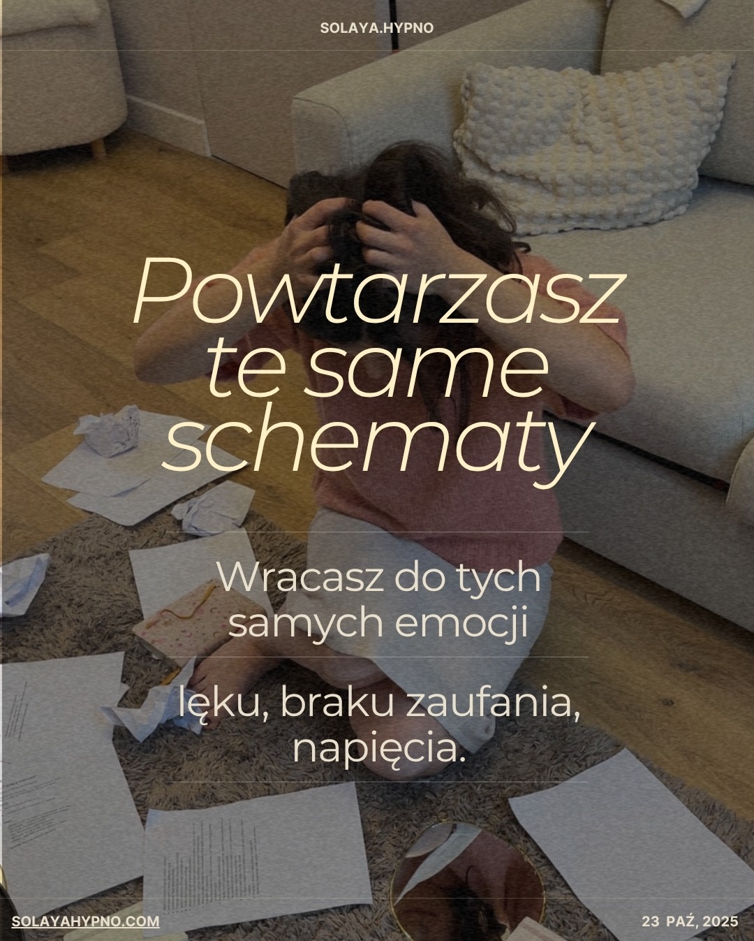 Osoba w stresie siedzi na podłodze, otoczona zmiętymi kartkami. Tekst na zdjęciu nawiązuje do powtarzających się schematów emocjonalnych i napięcia.