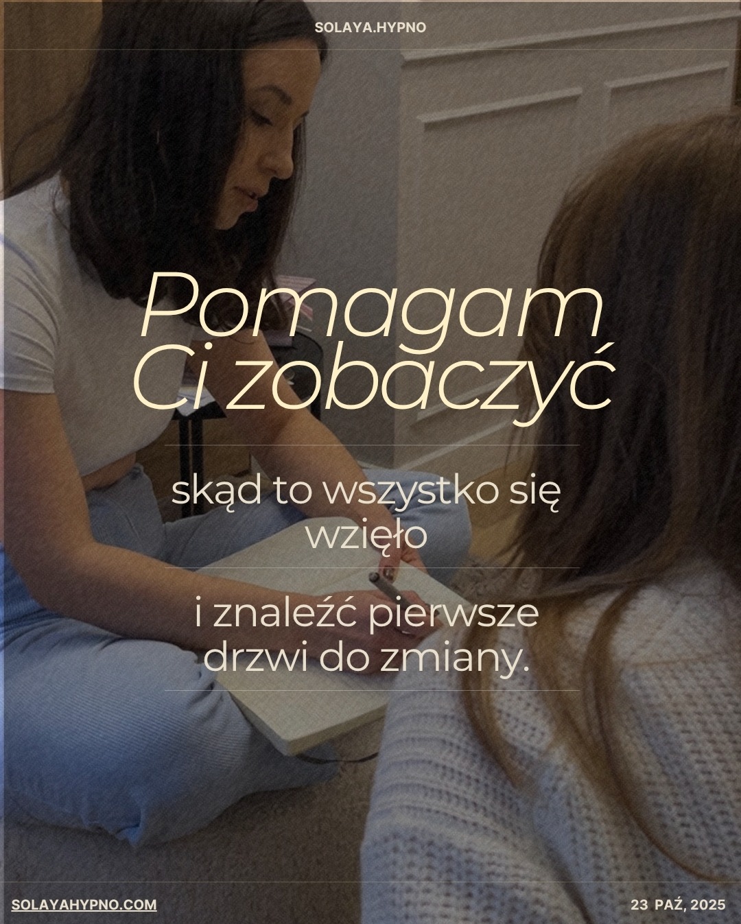 Sesja terapeutyczna: kobieta siedzi na podłodze, pisze w notatniku, druga osoba słucha. Tekst: Pomagam Ci zobaczyć... i znaleźć pierwsze drzwi do zmiany.