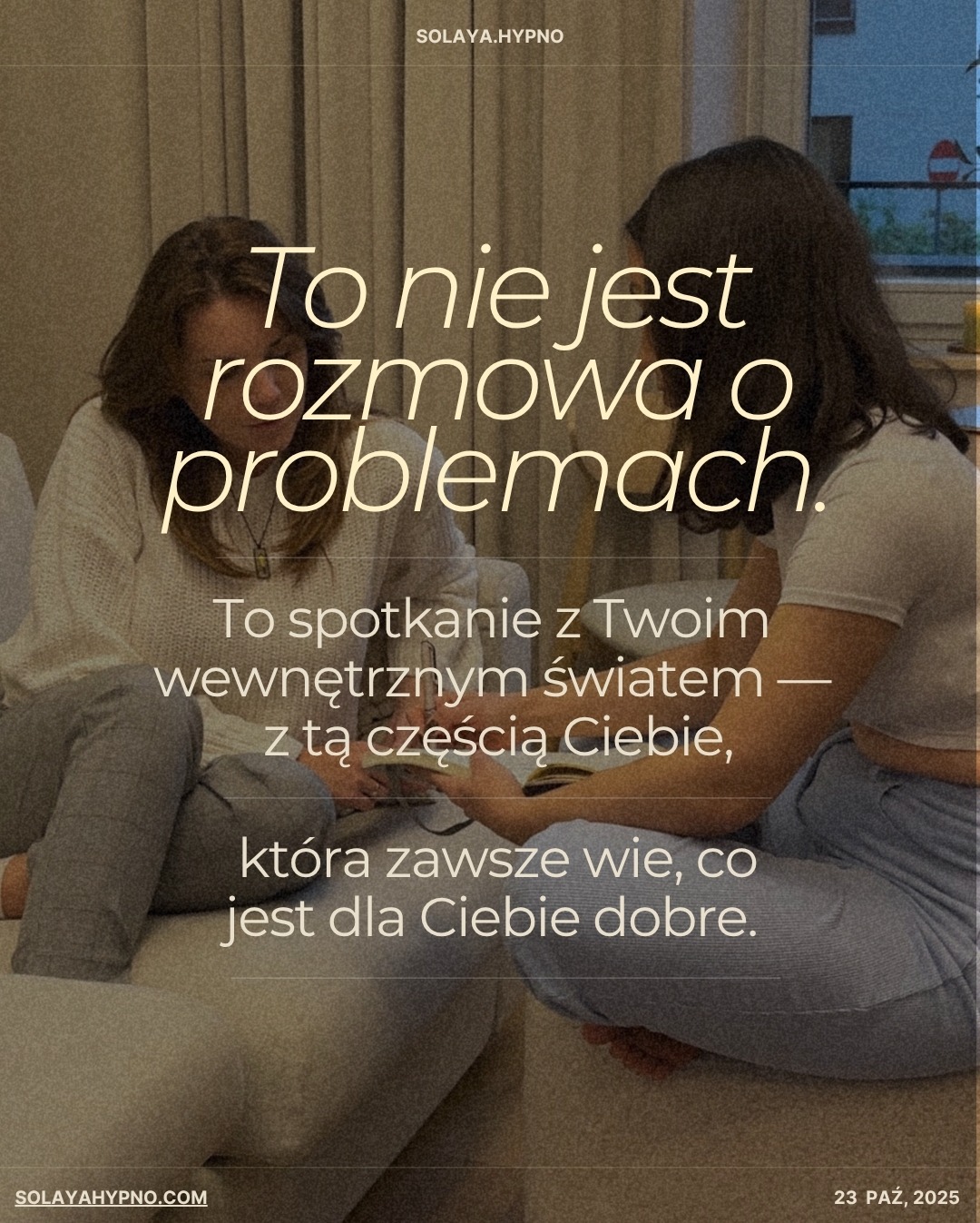 Sesja hipnoterapii we Wrocławiu: Dwie kobiety siedzą na kanapie, prowadząc rozmowę. Tekst na zdjęciu sugeruje spotkanie z wewnętrznym światem.
