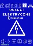 Niebieski szyld z białymi ikonami i tekstem 'Usługi Elektryczne' oraz numerem telefonu. W centrum znak ostrzegawczy z błyskawicą. Grafika reklamowa.